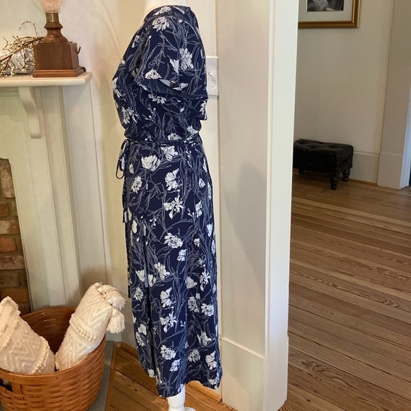 Leith Navy and White Floral Short Sleeve MIDI Wrap Dress Size Small - Picture 6 of 10